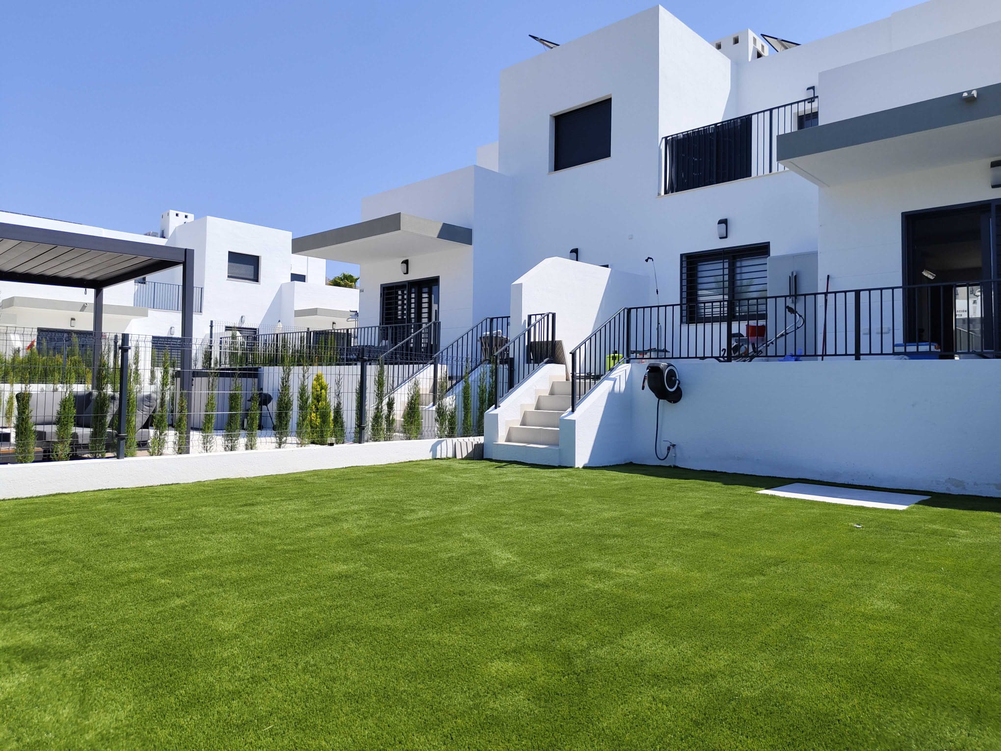 casa con cesped artificial