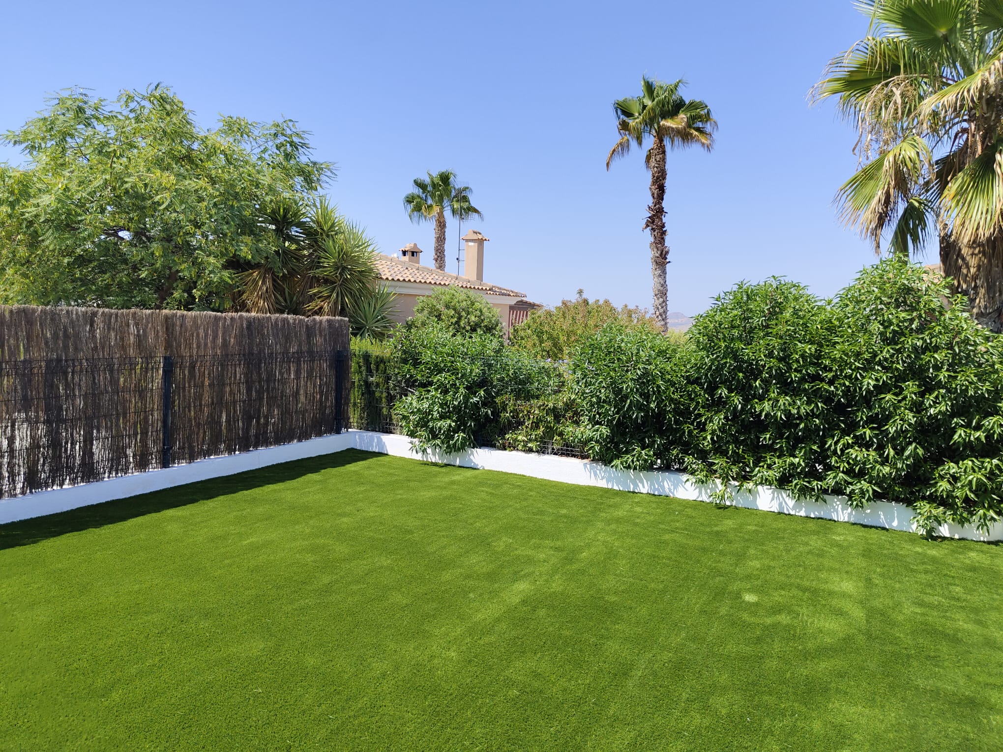 terraza con cesped artificial