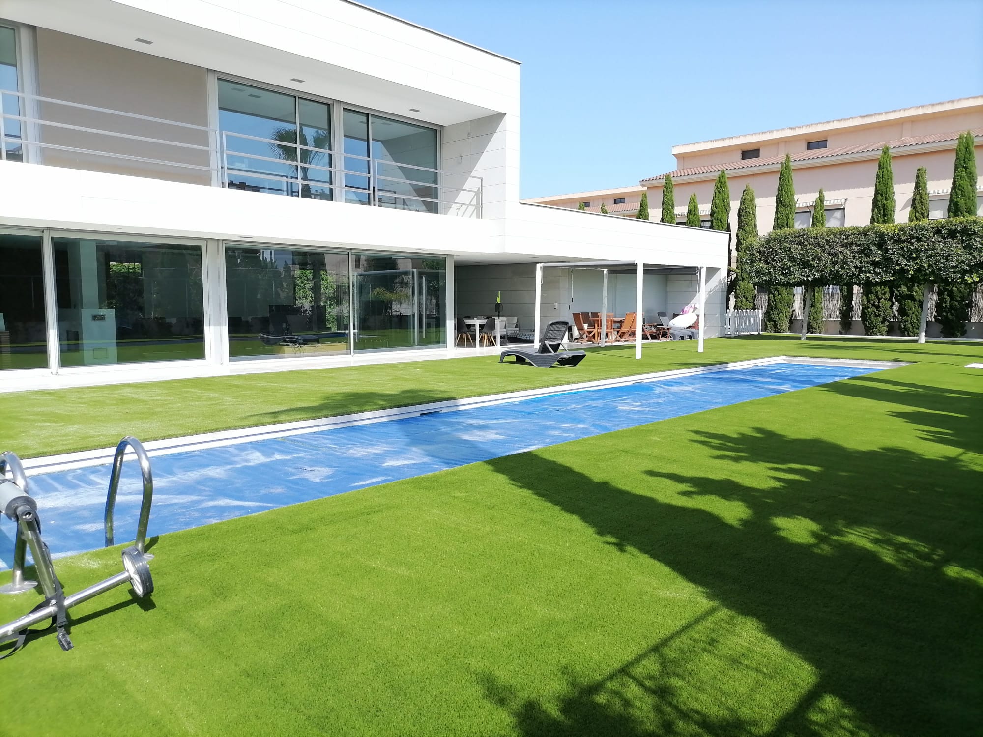 casa con cesped artificial