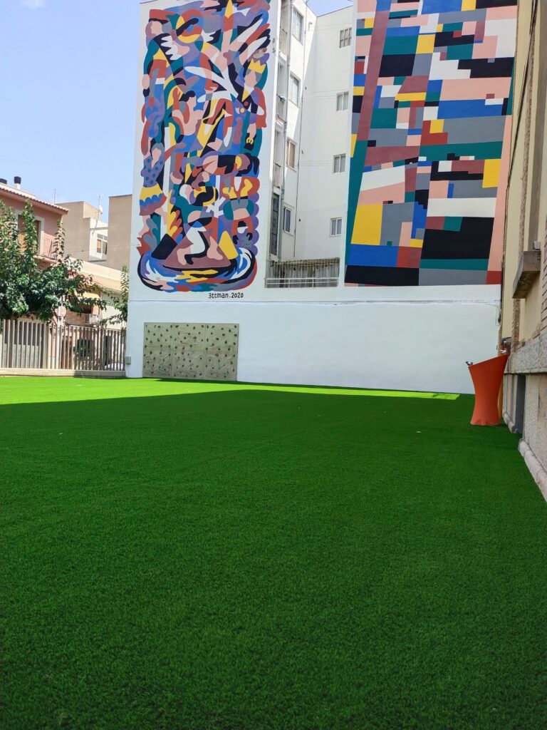 colegio con cesped artificial colocado
