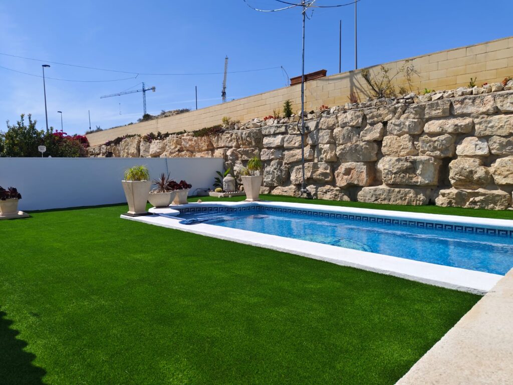 Piscina con césped artificial colocado