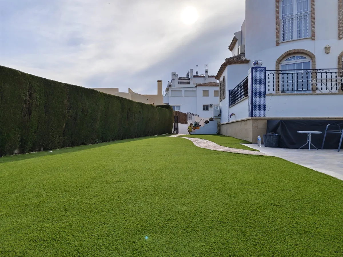 Bungalow con césped artificial en Alicante