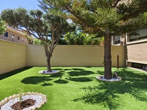 Césped Artificial en patio de Alicante